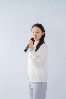 工作内容讲解的女性员工