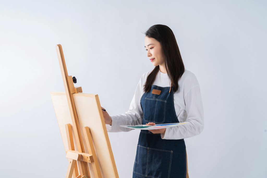 美术生专心绘画版权图片下载