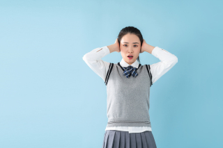 双手捂耳朵的女生高清图