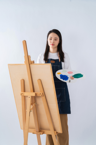 画板前画画的女孩图