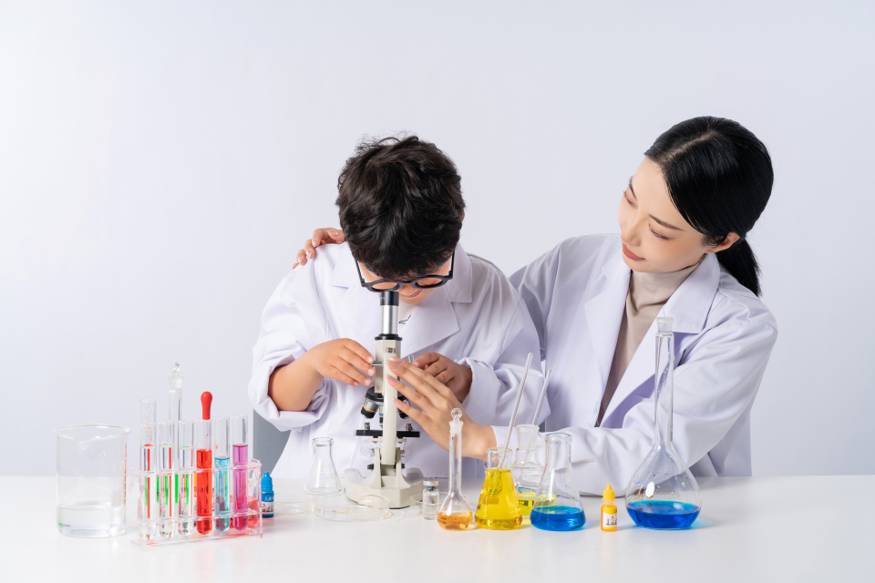 老师陪同下的化学课程图