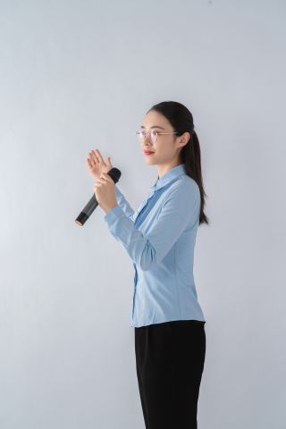 拿话筒上课的老师实拍图