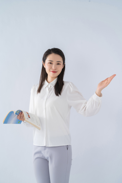 手势教学的女教师图