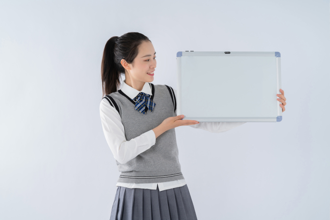 将白板放在一侧的女生高清图