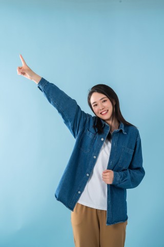 将手举的高高的老师高清图