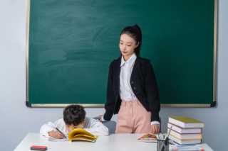 教室里正在学习的学生高清图