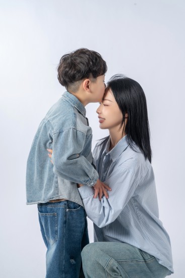 温馨画面儿子亲吻妈妈高清图