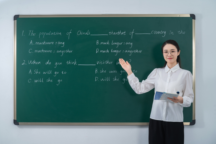 情系学子女教师上课实拍图版权图片下载