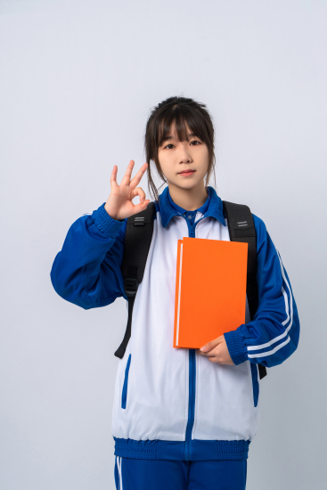 右侧身拿着本子的女学生高清图