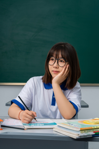 戴眼镜托腮的女生高清图