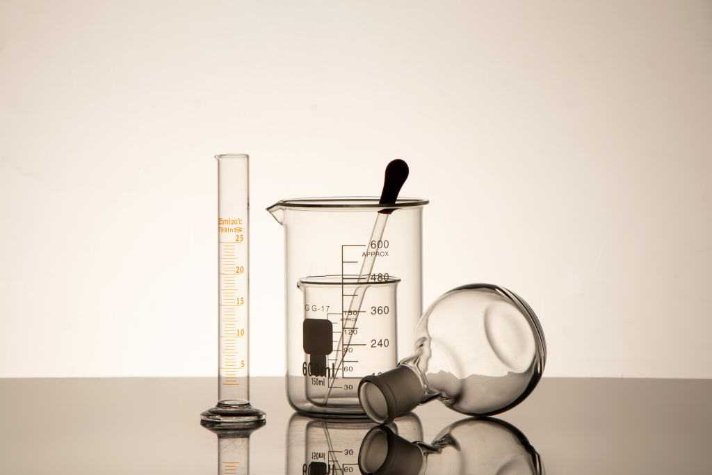 刻度不一的烧杯高清图版权图片下载