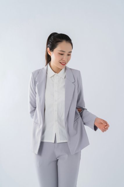 自信自在的职场女性实拍图