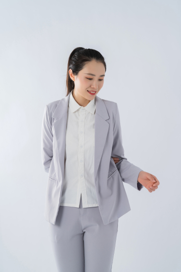 自信自在的职场女性实拍图