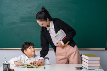 课后辅导温馨画面实拍图