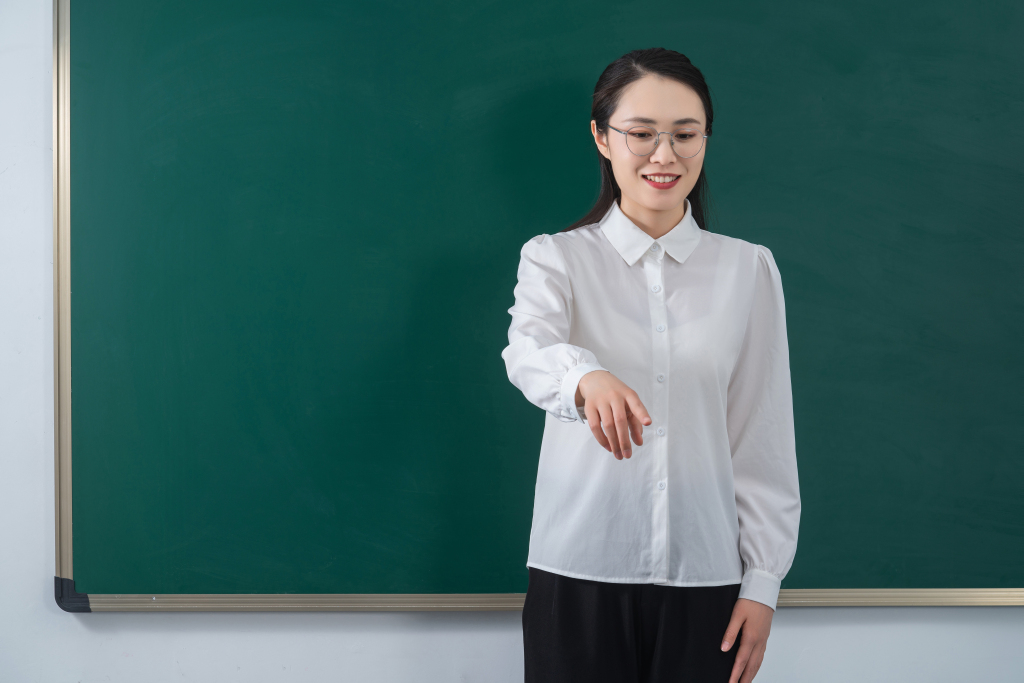 青春活力女教师上课实拍图版权图片下载