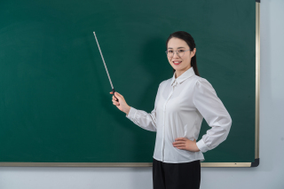 叉腰讲课的女老师实拍图