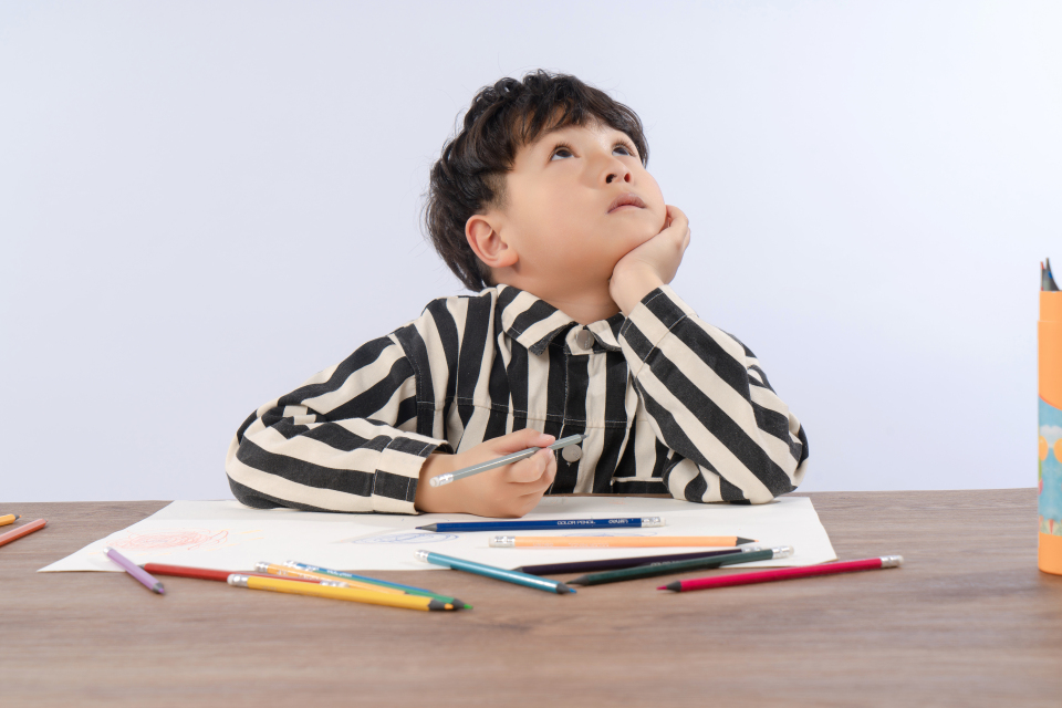 阳光可爱的小男生高清图