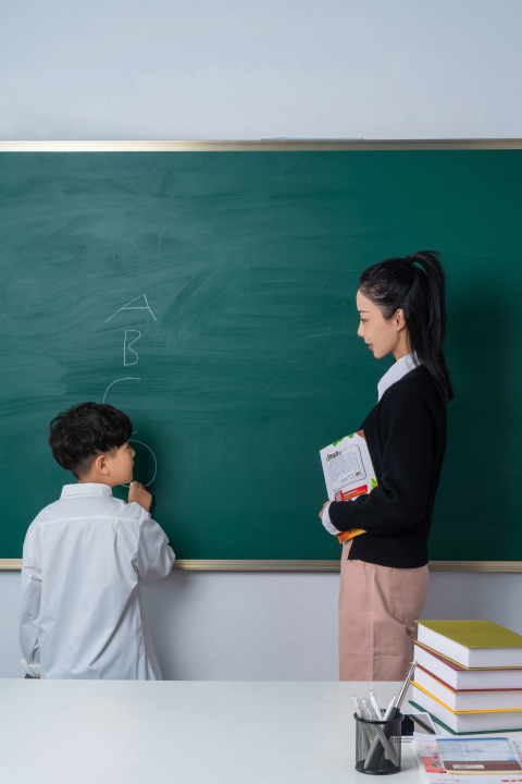 在黑板上答题的学生高清图版权图片下载