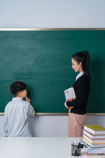 在黑板上答题的学生高清图