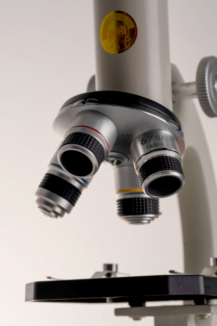 白色实验显微镜特写高清图