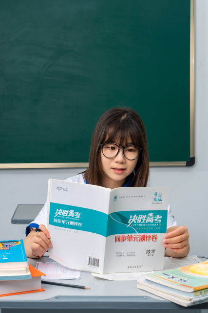 听老师讲课的女同学高清图