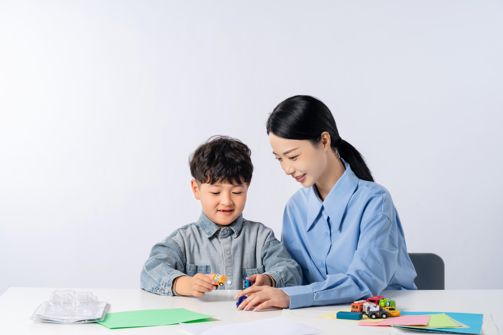 老师学生合作完成作图实拍图版权图片下载