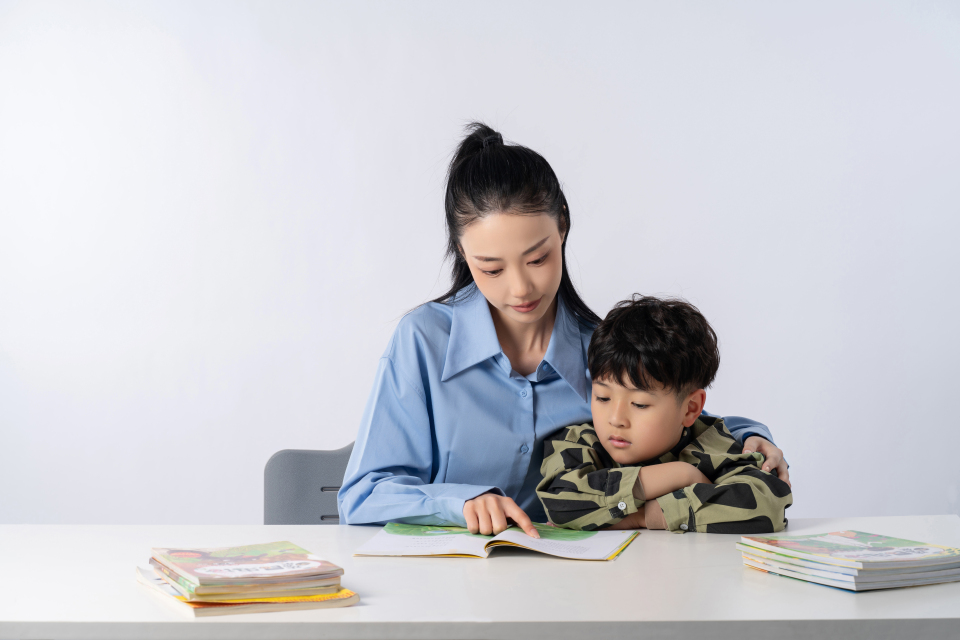 教孩子做作业的母亲高清图