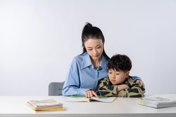 教孩子做作业的母亲高清图