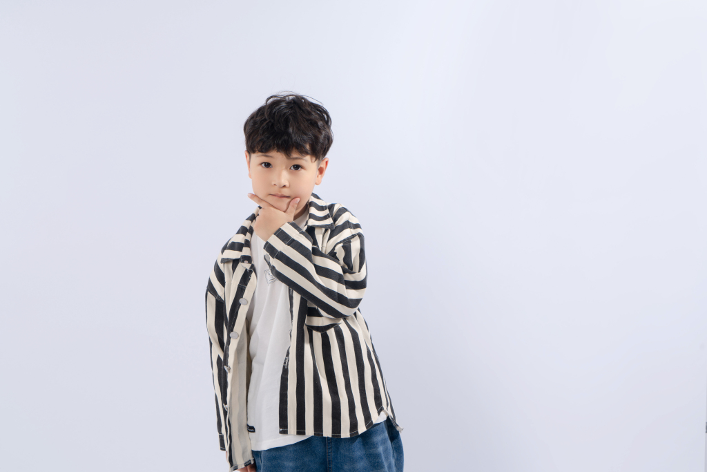 近镜头下的小男生高清图版权图片下载