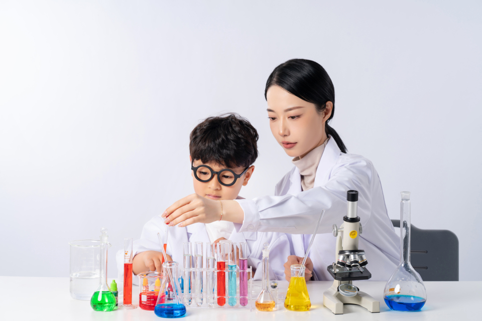 儿童化学课体验高清图