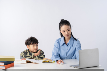 电脑面前的孩子和母亲高清图