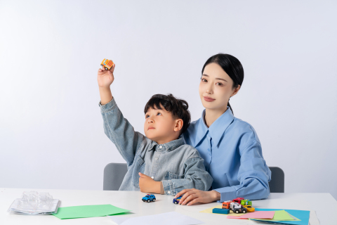 抬手观察的小男孩图片