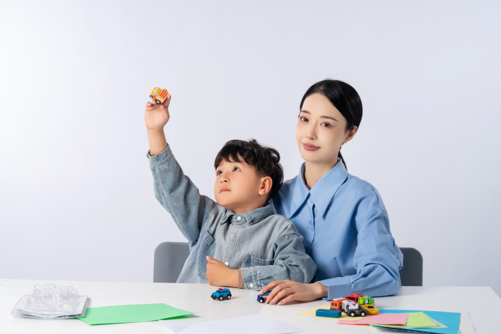 抬手观察的小男孩版权图片下载