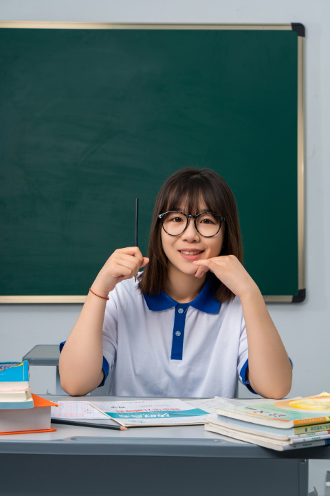 穿蓝色校服的女生高清图版权图片下载