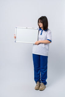 低头展示的女学生高清图