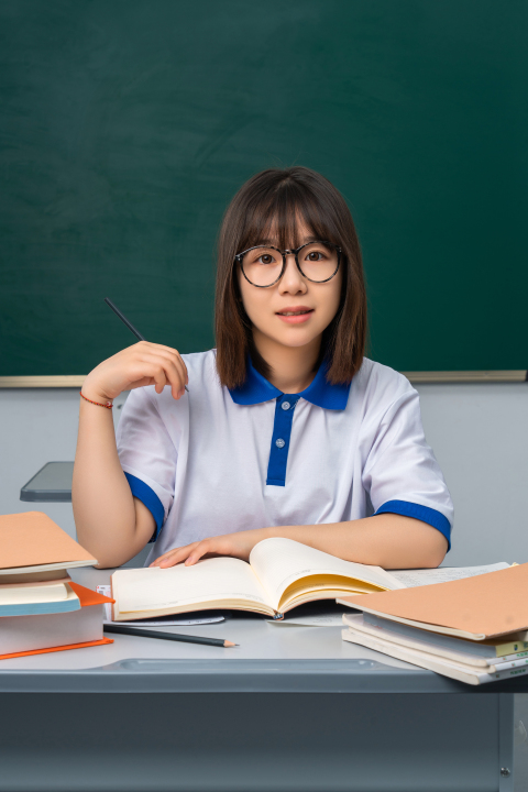 将手搭在肩上的女同学高清图版权图片下载