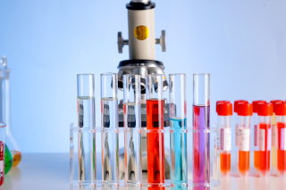 一排装满不同液体的试管摄影图
