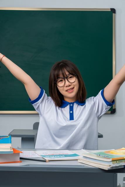 伸懒腰的女同学高清图