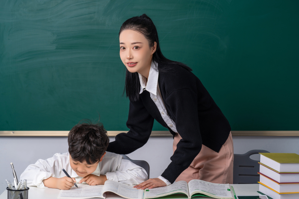 老师给学生辅导功课高清图
