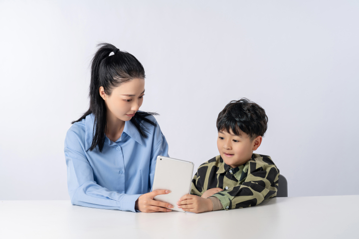 认真学习的母子两个实拍图版权图片下载