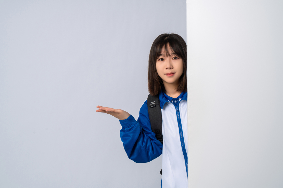 侧身左手请姿的女学生实拍图