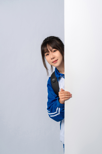 侧身出来的女高中生高清图