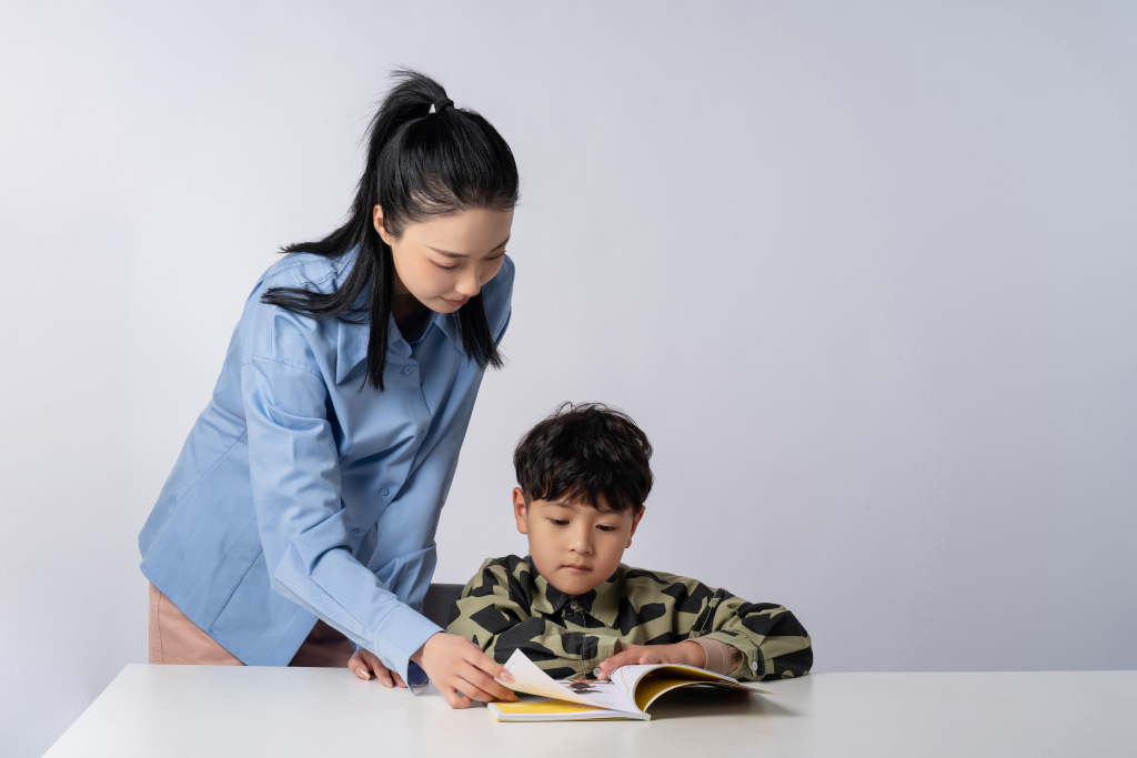 放学后一块写作业的亲子实拍图版权图片下载