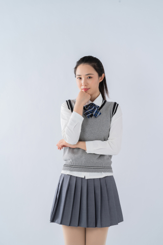 正在思考问题的女生高清图