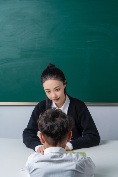 面对老师的小学生高清图