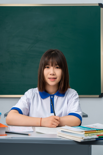 教室里听话的女学生高清图