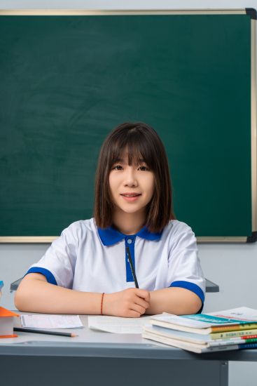 教室里听话的女学生高清图