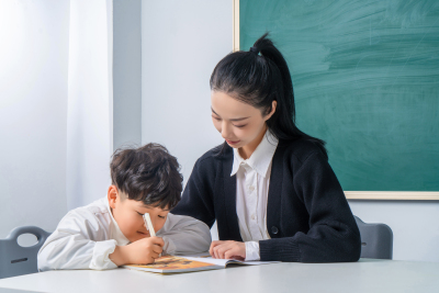 奋笔疾书的小学生和老师高清图