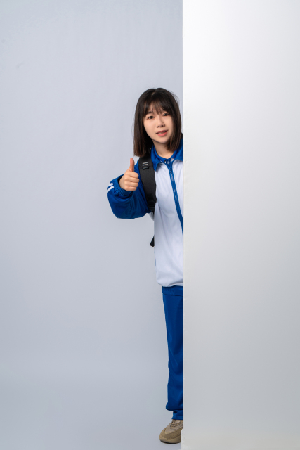 侧身出来的女高中生实拍图