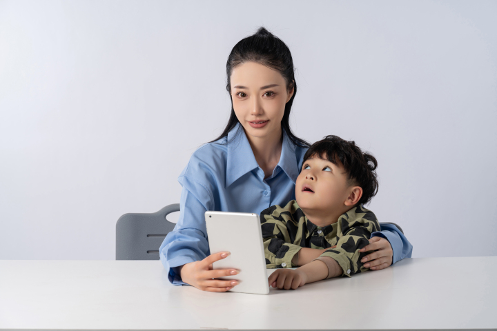 抬头看妈妈的孩子高清图版权图片下载